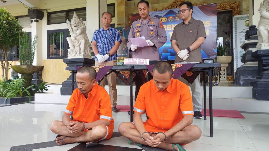 Dua pelaku, I Nengah Sutanta, pelaku judi online (kiri) dan pelaku pencurian HP, M Yasin (kanan) dalam rilis kasus di Polres Tabanan Jumat (28/7).