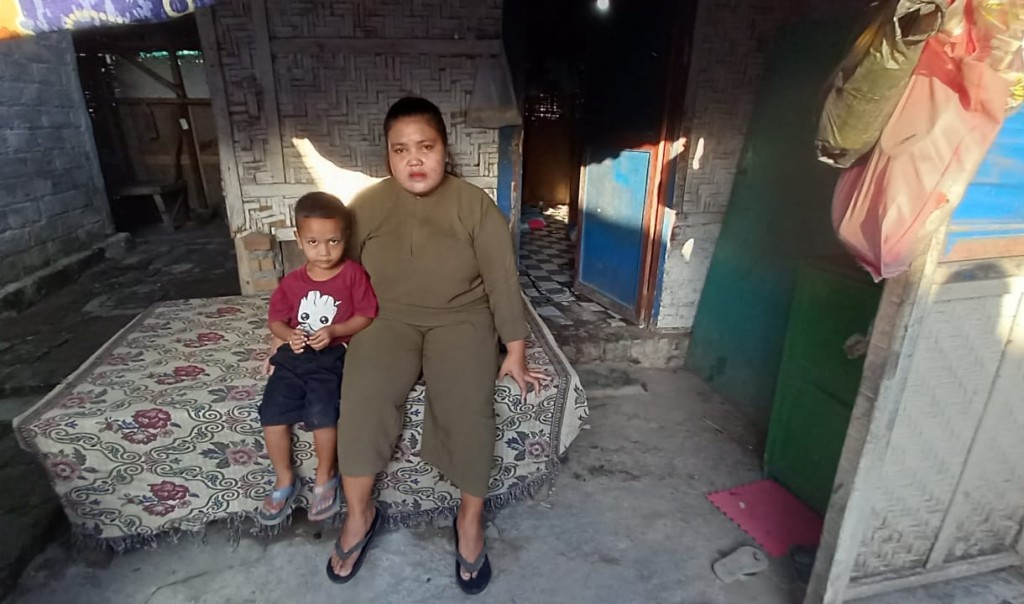 Mas Nur Rahmania (kanan) ibu dari balita penderita Hipospadia saat ditemui dirumahnya, Banjar Kelapa Balian, Desa Pengambengan, Kecamatan Negara, Kabupaten Jembrana, Jumat (28/7).