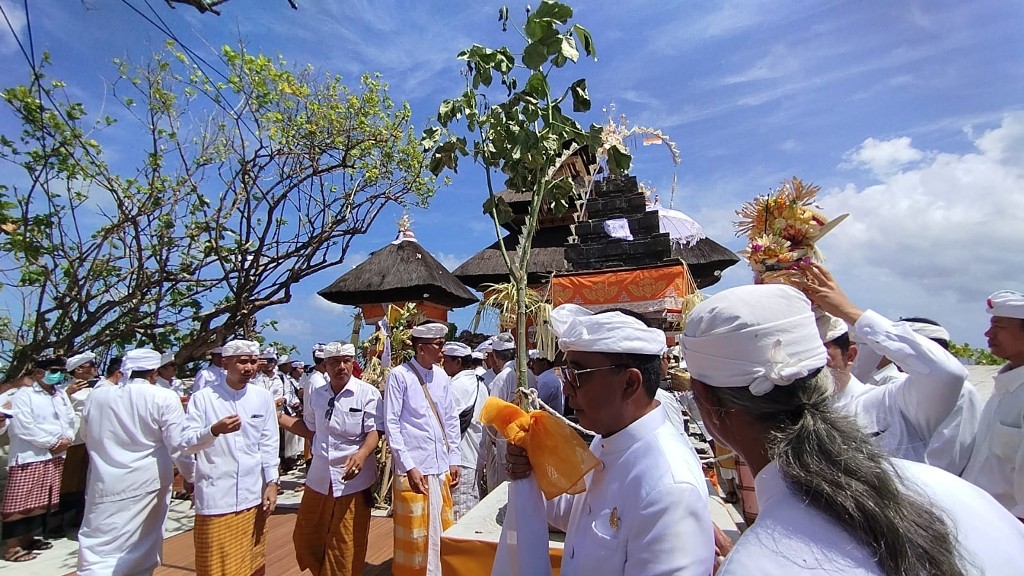 PEMELASPASAN: Prosesi pemelaspasan (ritual Hindu Bali) meru tumpang tiga di Pura Luruh Uluwatu, Desa Pecatu, Kuta Selatan, Jumat (28/7).