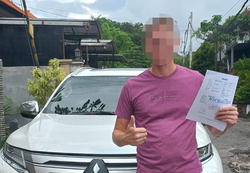 TERSANGKA: MMR saat berfoto di depan mobil Mitsubishi Pajero warna putih sebelum melakukan tabrak lari di Kuta.