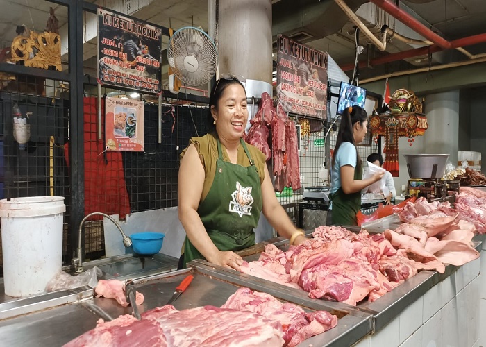 DAGING BABI: Penjual daging babi di Pasar Badung.