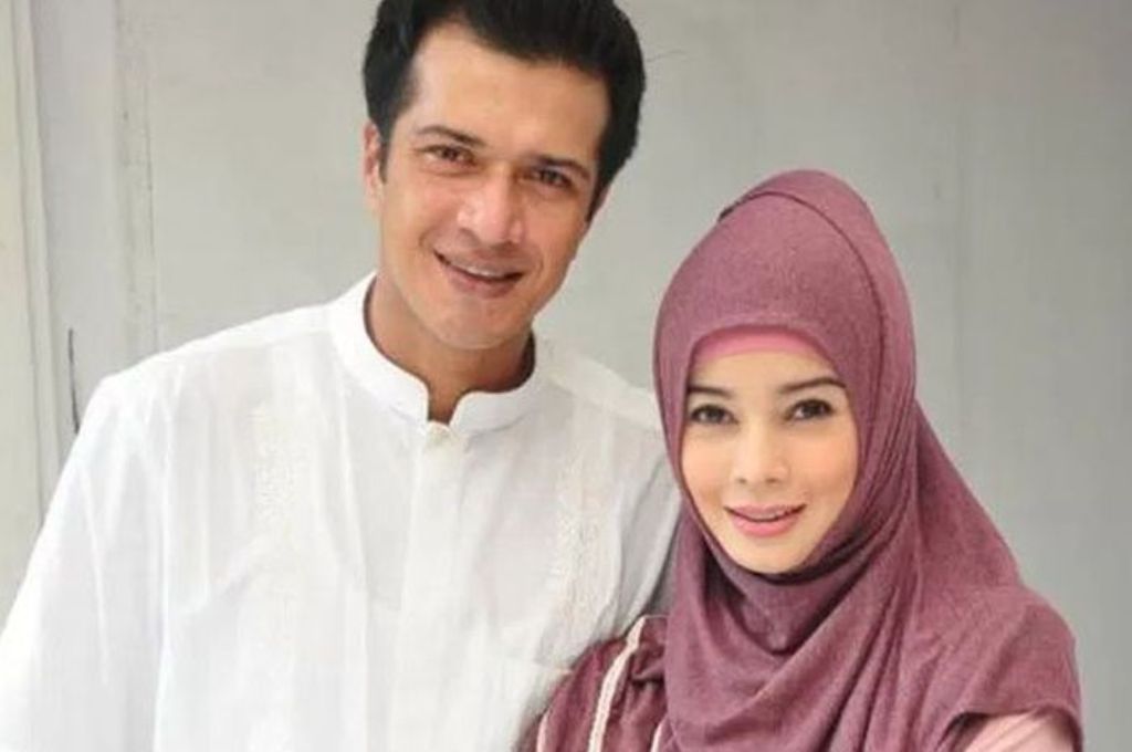CINLOK: Ini Pasangan artis yang menikah karena cinlok. Usai menikah rumah tangga para artis ini terlihat sangat harmonis dan jauh dari gosip.