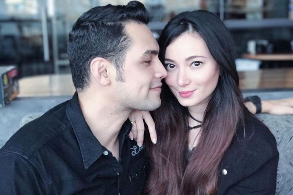 CINLOK: Ini Pasangan artis yang menikah karena cinlok. Usai menikah rumah tangga para artis ini terlihat sangat harmonis dan jauh dari gosip.
