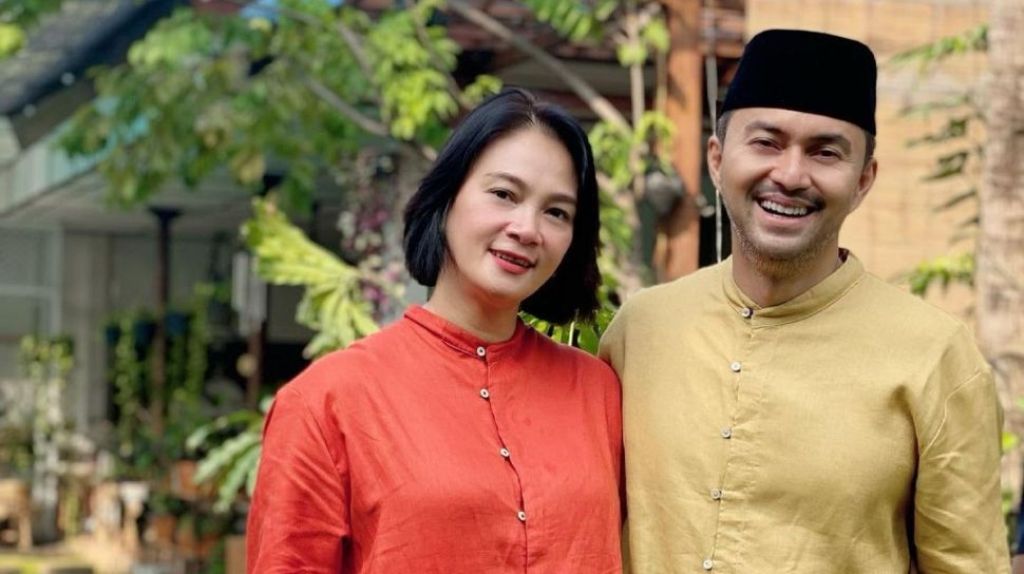 CINLOK: Ini Pasangan artis yang menikah karena cinlok. Usai menikah rumah tangga para artis ini terlihat sangat harmonis dan jauh dari gosip.