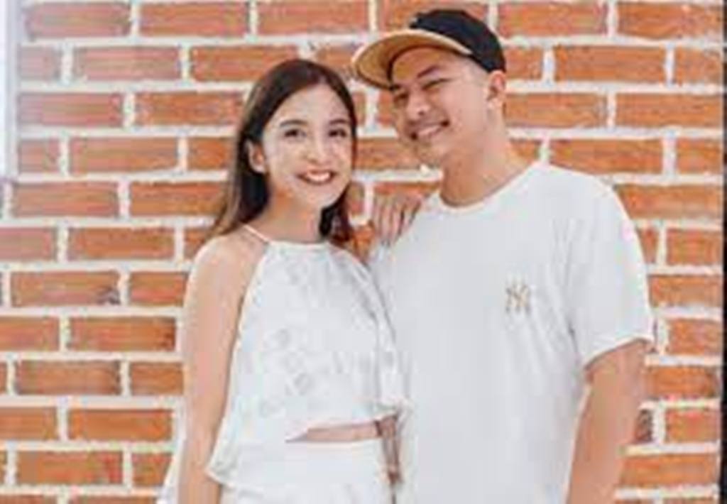 CINLOK: Ini Pasangan artis yang menikah karena cinlok. Usai menikah rumah tangga para artis ini terlihat sangat harmonis dan jauh dari gosip.