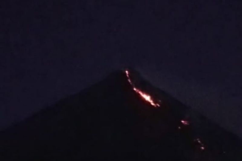 Guguran lava terpantau meluncur ke lima sungai atau kali yang berhulu dari puncak kawah Gunung Karangetang, di Pulau Siau, Kabupaten Kepulauan Sitaro, Sulawesi Utara, Sabtu.