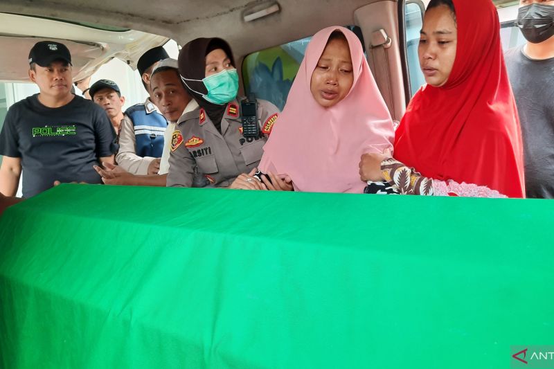 Keluarga korban penganiayaan anak tengah mengantarkan jenazah usai dilakukan outopsi di RSUD Balaraja, Tangerang, Banten.