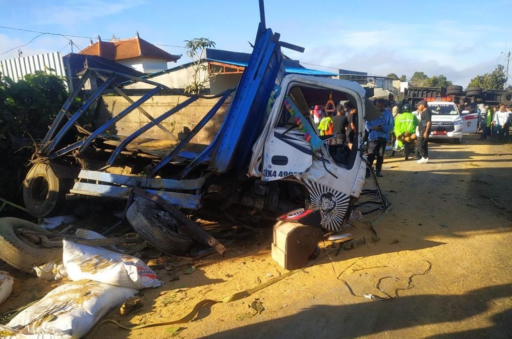 Truk tronton mengalami rem blong dan menabrak truk di depanya di wilayah Desa Sekaan, Kecamatan Kintamani, Kabupaten Bangli, Bali, Sabtu 29 Juli 2023.