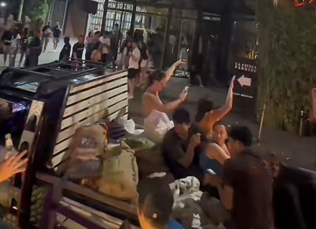 SANTAI: Sebanyak 7 orang bule duduk santai di atas pick up di Jalan Laksamana Oberoi, Kelurahan Seminyak, Kecamatan Kuta.
