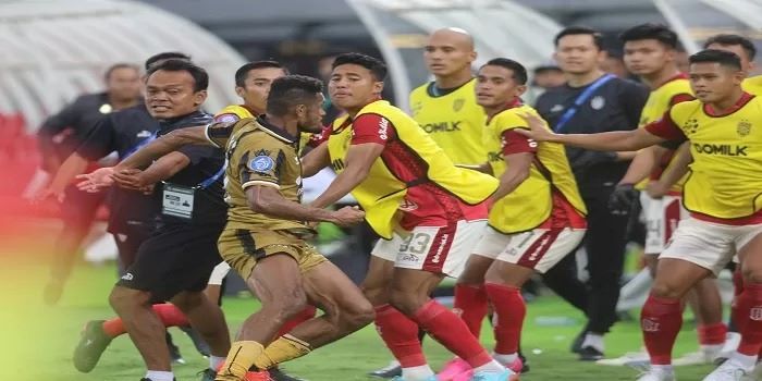 Ketegangan terjadi di bench Bali United ketika pemain Dewa United, Ricky Kambuaya merespon &lsquo;celetukan&rsquo; pedas dari pemain Serdadu Tridatu.