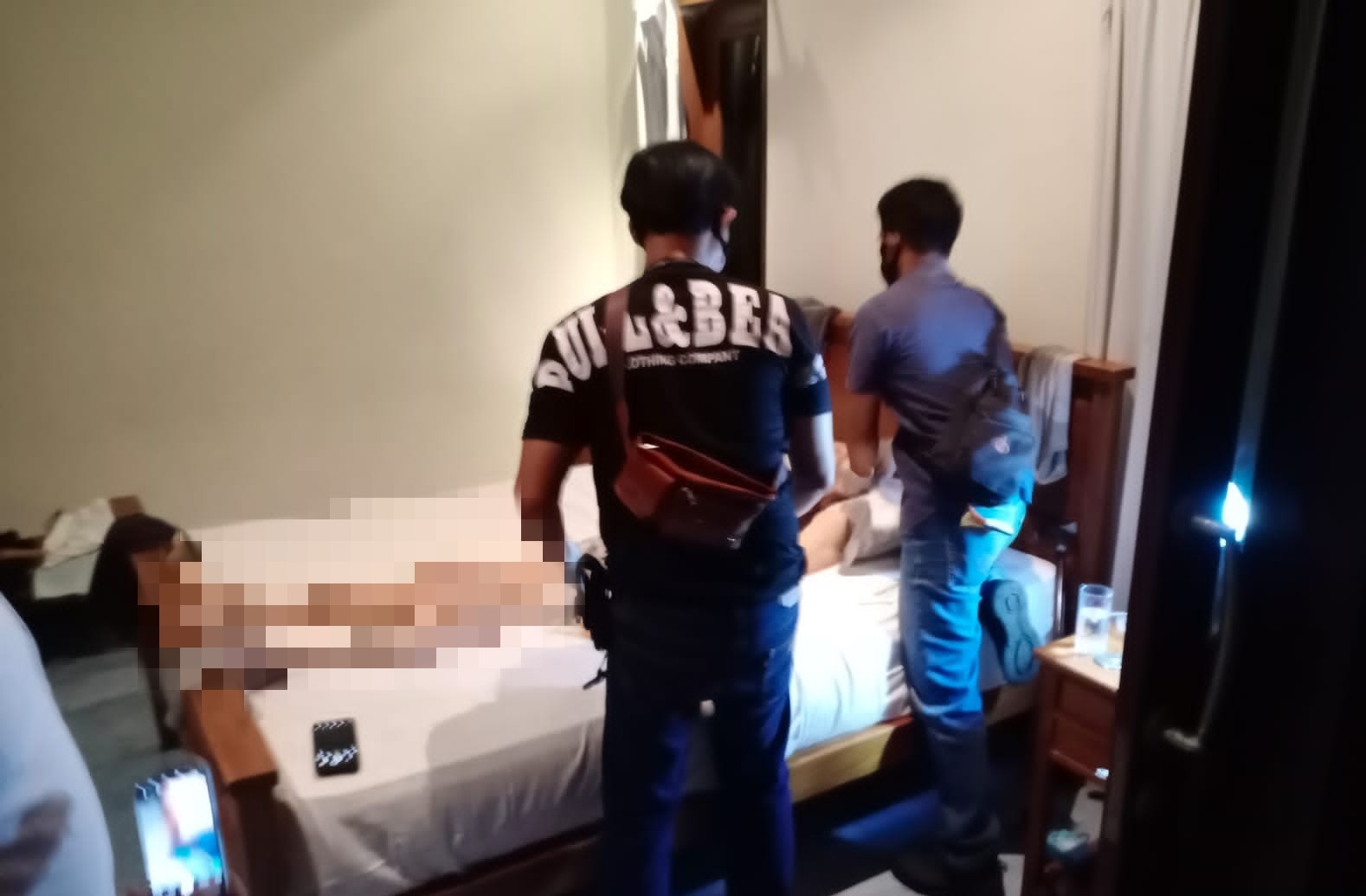 Polisi melakukan pemeriksaan jenazah turis Belanda yang meninggal dunia di sebuah vila di Bali.