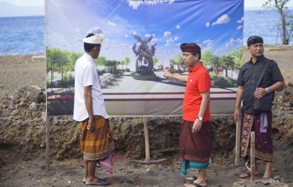 Saat Bupati Klungkung I Nyoman Suwirta saat melihat gambar Plaza Pengunjung dan Area Parkir Baru Pura Goa Lawah Bali Sabtu (29/7).