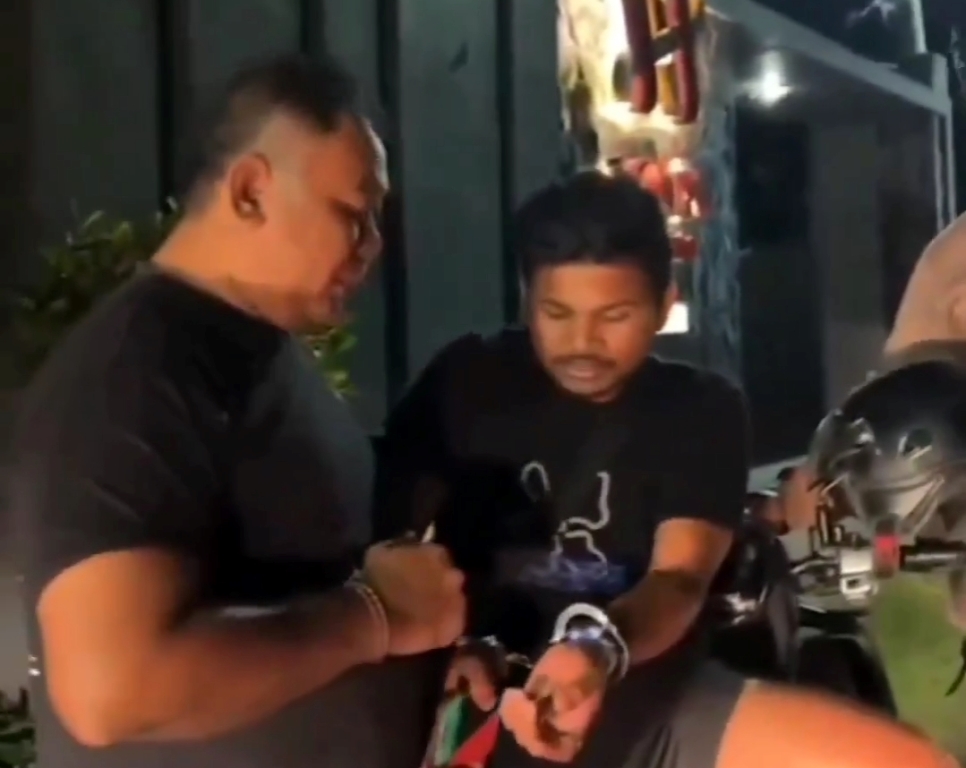 BORGOL: Bushan (kanan) langsung diborgol oleh aparat Polsek Kuta Utara.