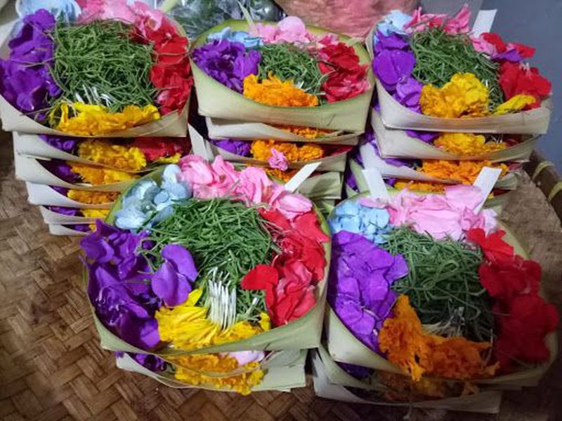 Harga canang sari, salah satu sarana upakara Umat HIndu di Bali,  menembus angka Rp 65 ribu per bungkus pada H-2 Galungan