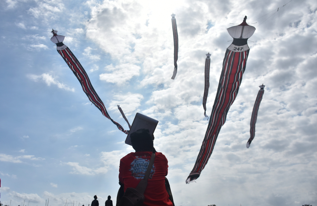 Sejumlah Sekaa layangan menurunkan layang-layang saat mengikuti Festival Layangan Bali 2023 di Pantai Padanggalak, Denpasar, Minggu (23/7). #bali #layangan