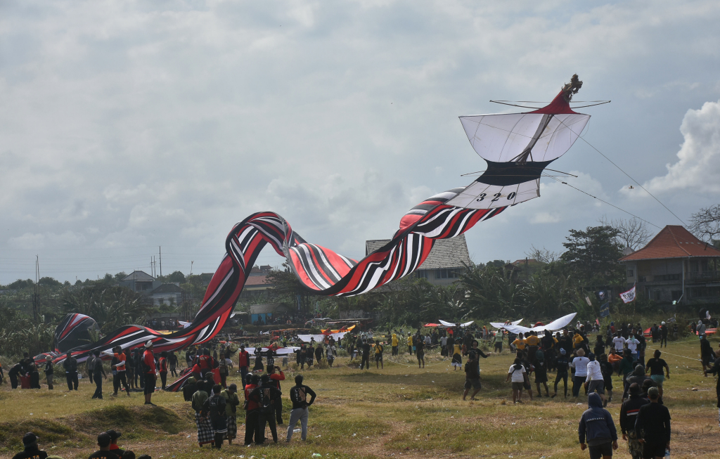 llustrasi, layangan di Festival Layangan Bali 2023 di Pantai Padanggalak, Denpasar. Ada sejumlah wilayah di Bali yang masuk zona merah menaikkan layangan, salah satunya Jimbrana.