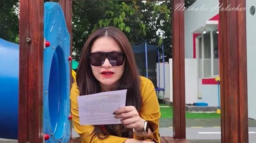 BIAYA SEKOLAH: Nathalie Holscher antarkan Adzam ke sekolah baru. Dia ungkap biaya sekolah Adzam capai puluhan juta rupiah.