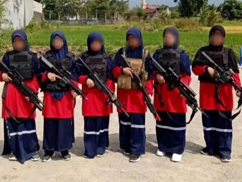 SANTRIWATI: Beredar foto enam santriwati tenteng senjata laras panjang saat Masa Pengenalan Lingkungan Sekolah (MPLS).