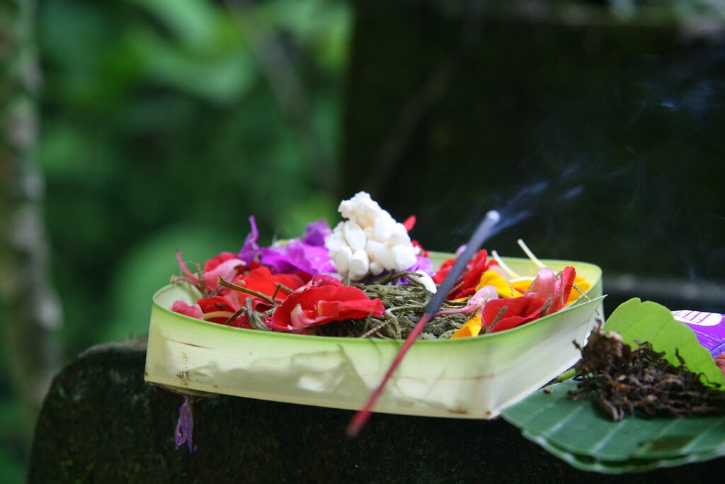 Harga canang sari menjelang Hari Raya Galungan mengalami peningkatan tertingi