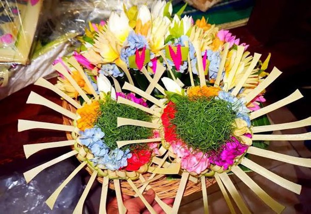 Canang sari adalah salah satu sarana upakara yang sederhana tapi lengkap bagi umat Hindu di Bali. Makanya harganya meroket jelang Galungan.