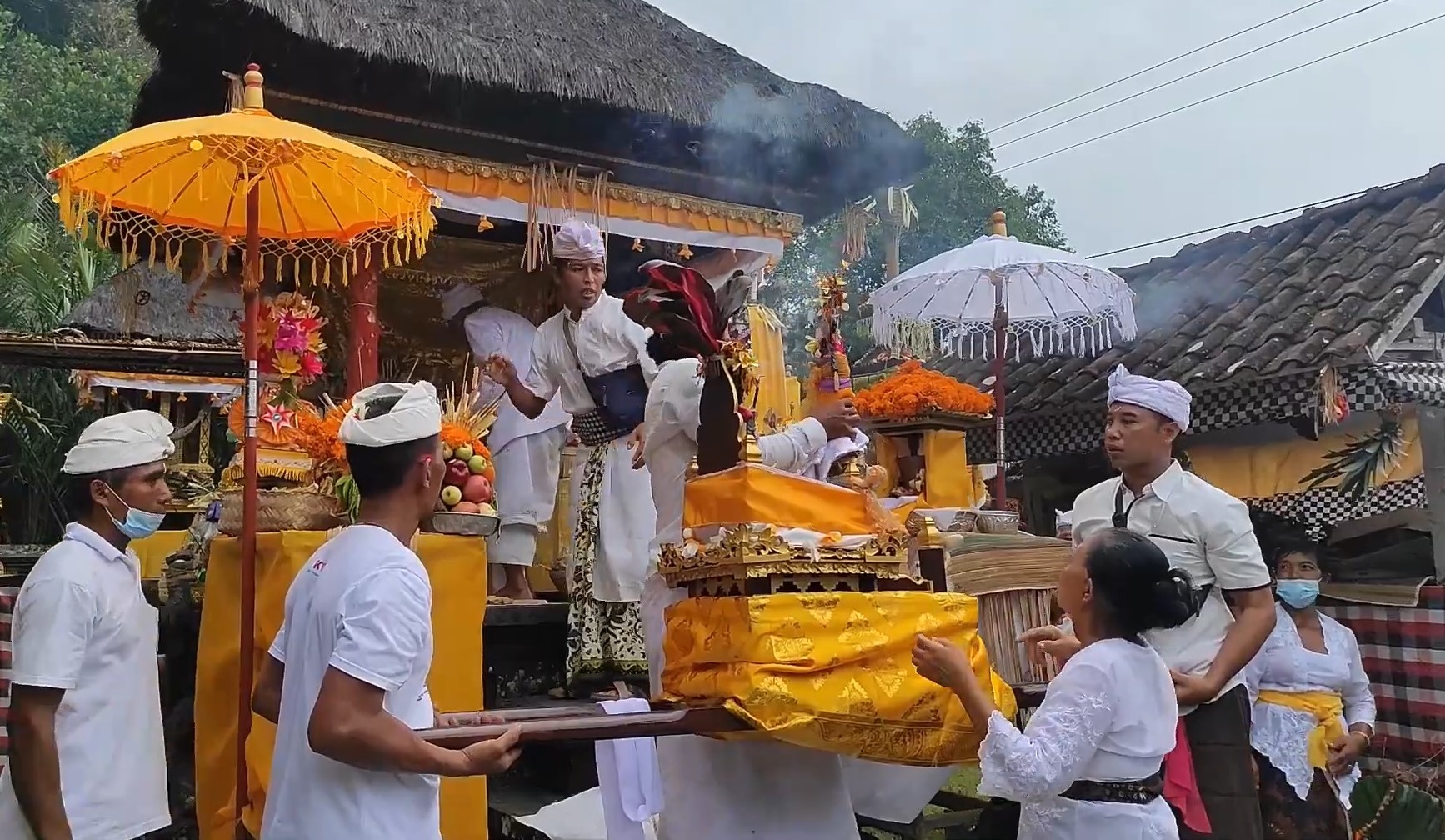 Kegiatan upacara di Pura Balang Tamak di Desa Nongan, Kecamatan Rendang, Karangasem, Bali.