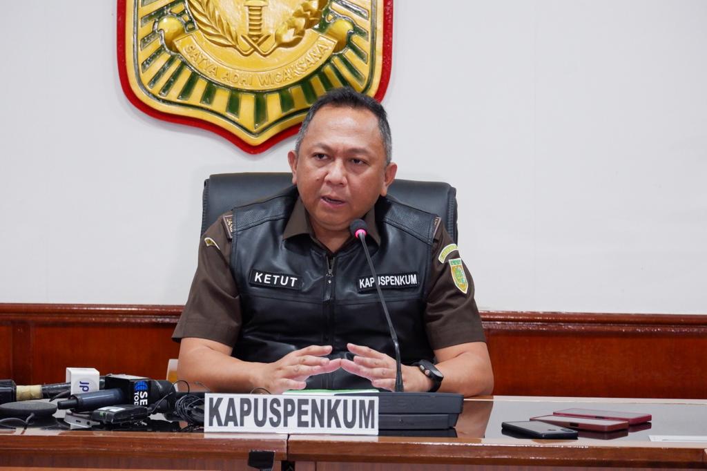 Kapuspenkum Kejaksaan Agung, Ketut Sumedana mengingatkan Kejati Bali terkait lambannya penyelesaikan kasus dugaan korupsi SPI Unud.