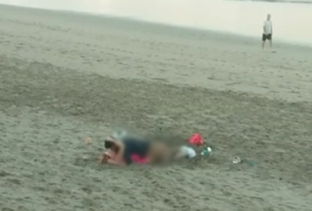 Tangkapan layar video viral bule mesum yang diduga di Pantai Batu Bolong.