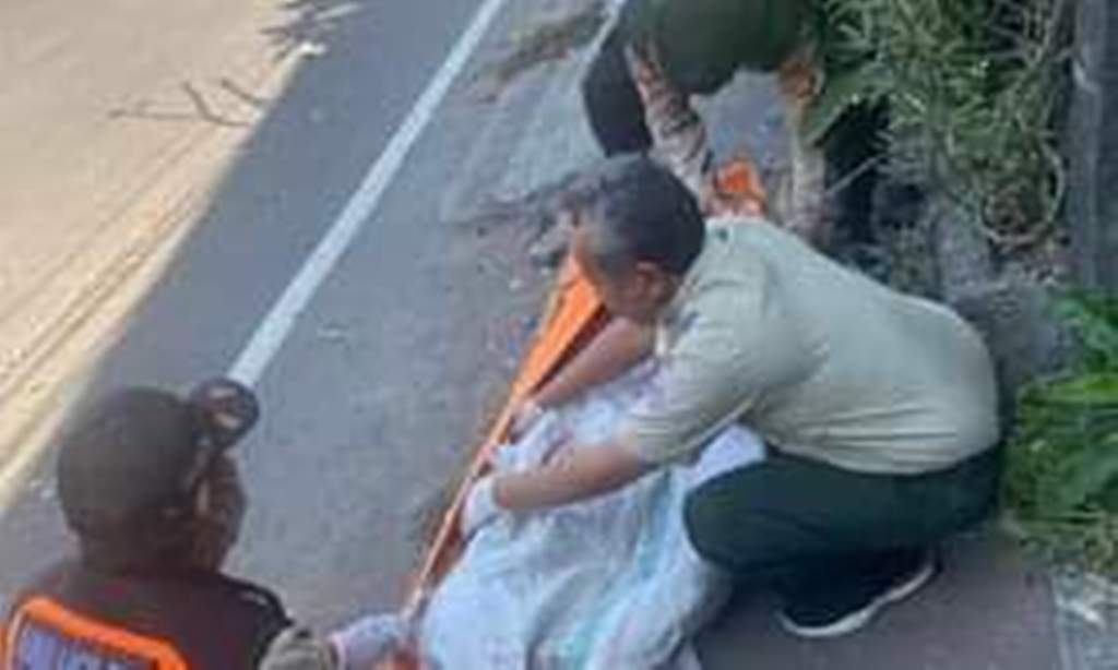 KECELAKAAN MAUT DI BALI: Petugas mengevakuasi Wisnu yang tewas di tempat kejadian, usai menabrak turis dan hantam tembok.