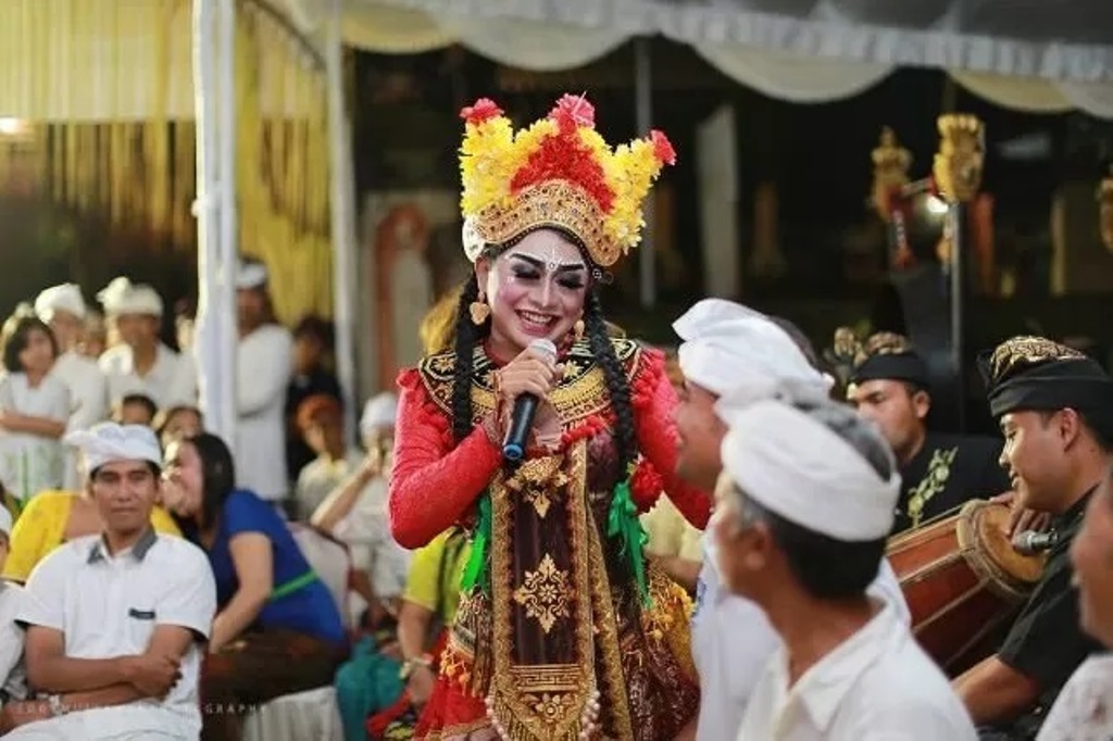 Bahasa Bali selalu digunakan dalam pementasan seni.