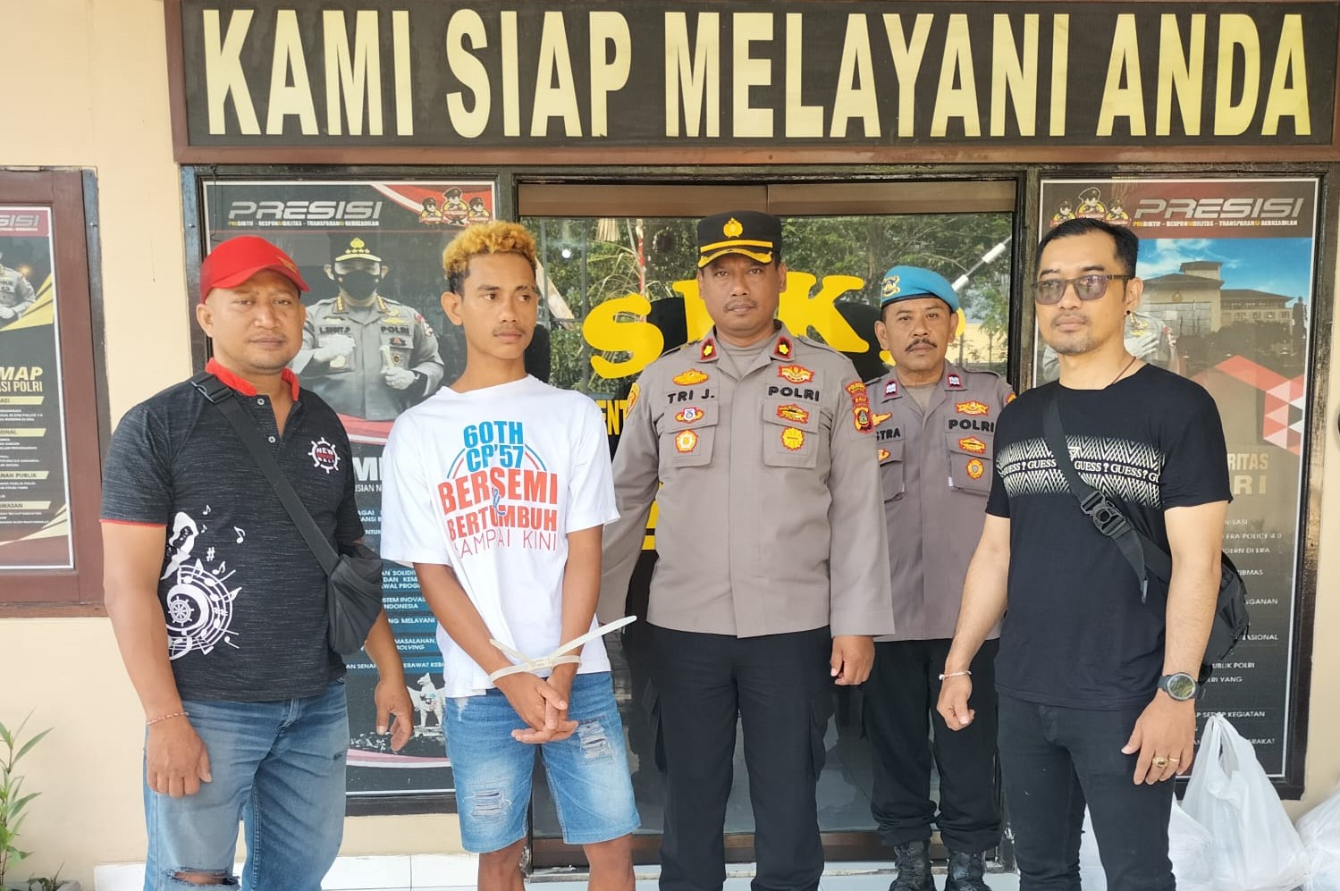 Pelaku pembunuhan, Ama Ngailu (dua dari kiri) akhirnya menghadapi proses hukum setelah lebih dari sembilan bulan melarikan diri usai membunuh orang.