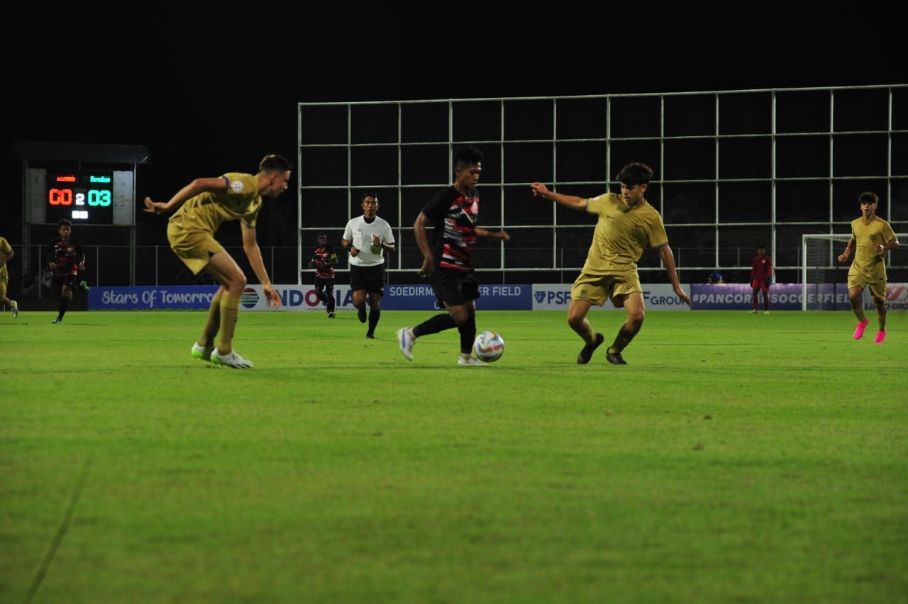 Timnas U-17 (hitam) saat ditaklukkan oleh Barcelona Juvenil A dengan skor 3-0 dalam laga uji coba di Stadion I Gusti Ngurah Rai, Denpasar, Rabu 3  Agustus 2023.