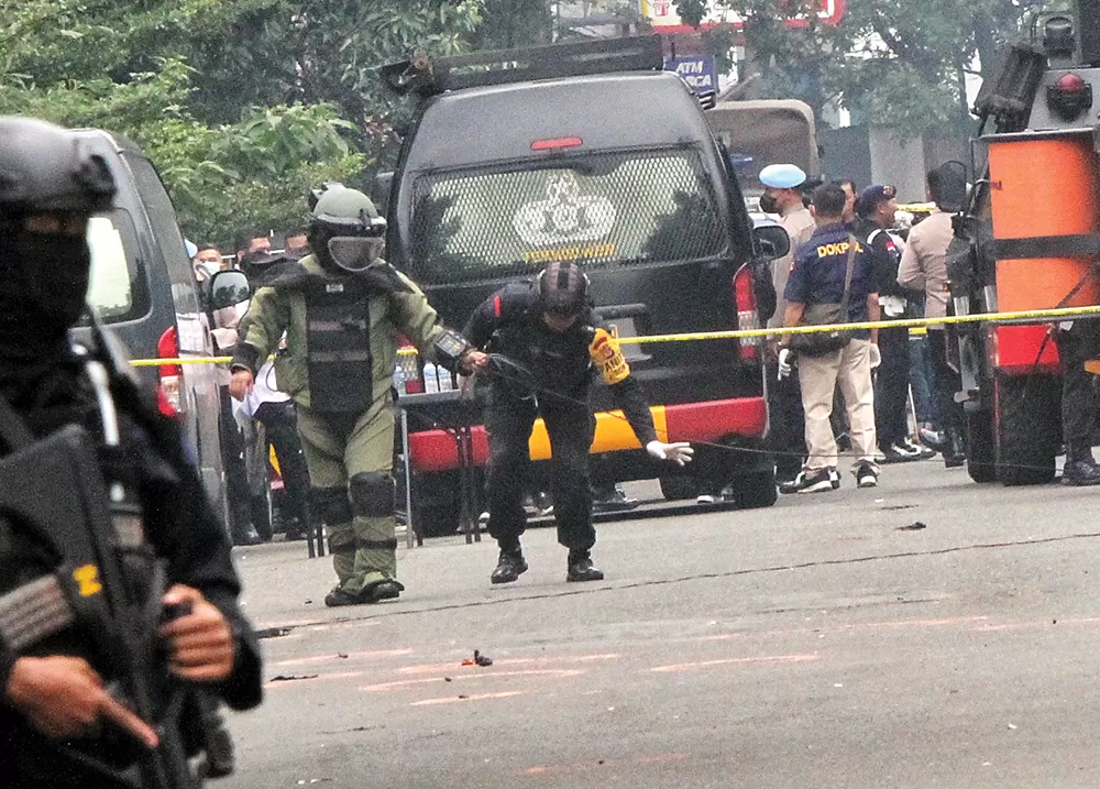Bom bunuh diri meledak di Polsek Astanaanyar, Bandung, Jabar yang menewaskan polisi dan melukai warga.