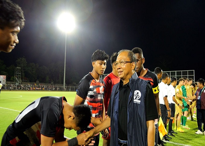 GUBERNUR : Gubernur Koster saat menyaksikan Timnas Indonesia U-17 vs Barcelona Juvenil A.