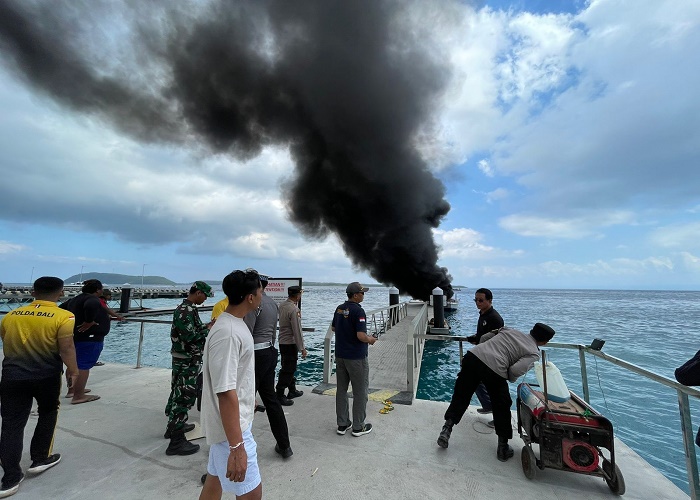 EVAKUASI  : Kondisi Boat Snorkeling Dolphino Queen yang terbakar, Jumat (4/8).