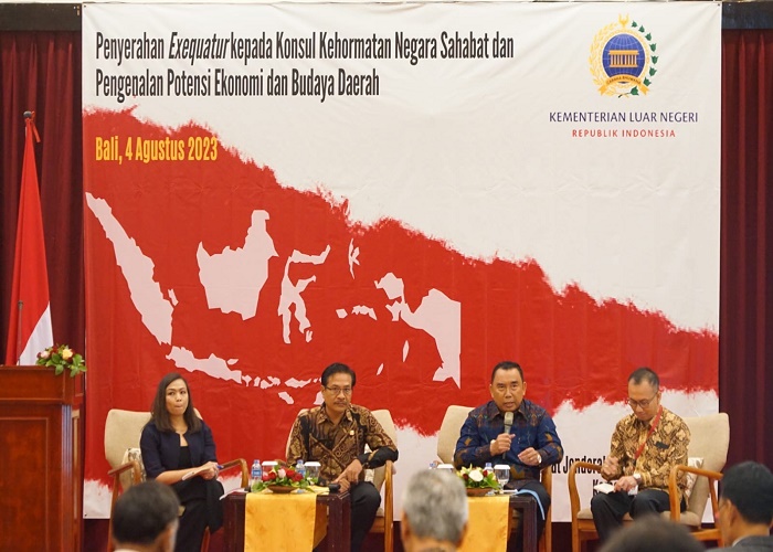 POTENSI JEMBRANA : Bupati Jembrana I Nengah Tamba saat memaparkan potensi wilayah Kabupaten Jembrana, Jumat (4/8).