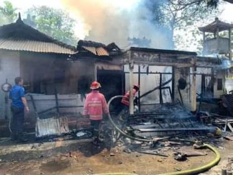 Kebakaran rumah di Jalan Hayam Wuruk Hijau Nomor 138, Desa Sumerta Kelod, Denpasar, Bali, Jumat 4 Agustus 2023.
