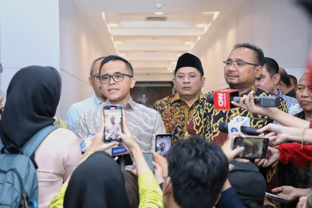 Menteri PANRB Abdullah Azwar Anas bersama Menteri Agama Yaqut Cholil Qoumas saat konferensi pers di Kantor Kemenag, Jakarta, Jumat (04/08). Anas jelaskan soal ancaman pemberhentian massal non-ASN