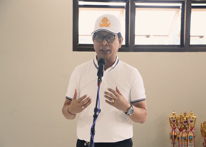 MEMBUKA: Sekda Adi Arnawa membuka Turnamen Tenis Meja PTM Singasari Blahkiuh IV dan Launching diklat Tenis Meja SD se-Blahkiuh di Gedung Pasar Blahkiuh lantai III, Jumat (4/8).
