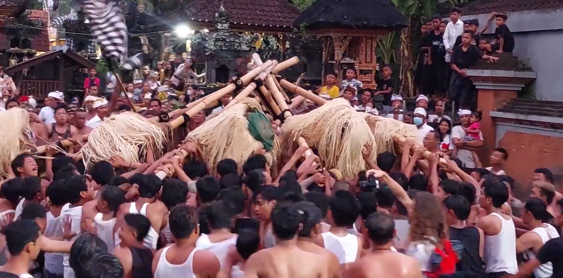 Tradisi Dewa Maserama di Pura Panti Timbrah, Desa Paksebali, Kecamatan Dawan, Klungkung adalah salah satu tradisi Hindu Bali saat Hari Raya Kuningan.