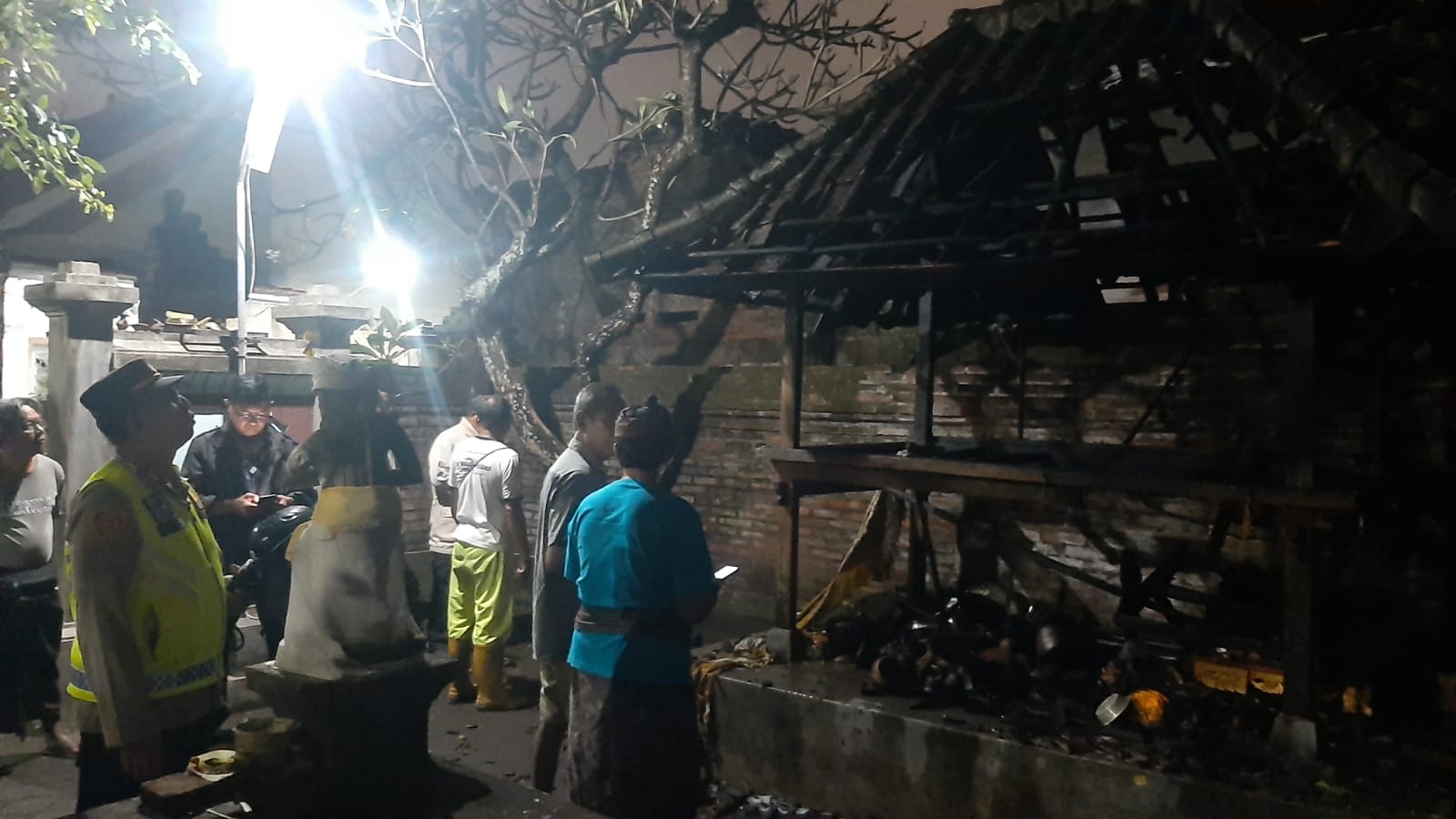Kebakaran melanda Bale Banten Pura Tegal Penangsaran di Denpasar.