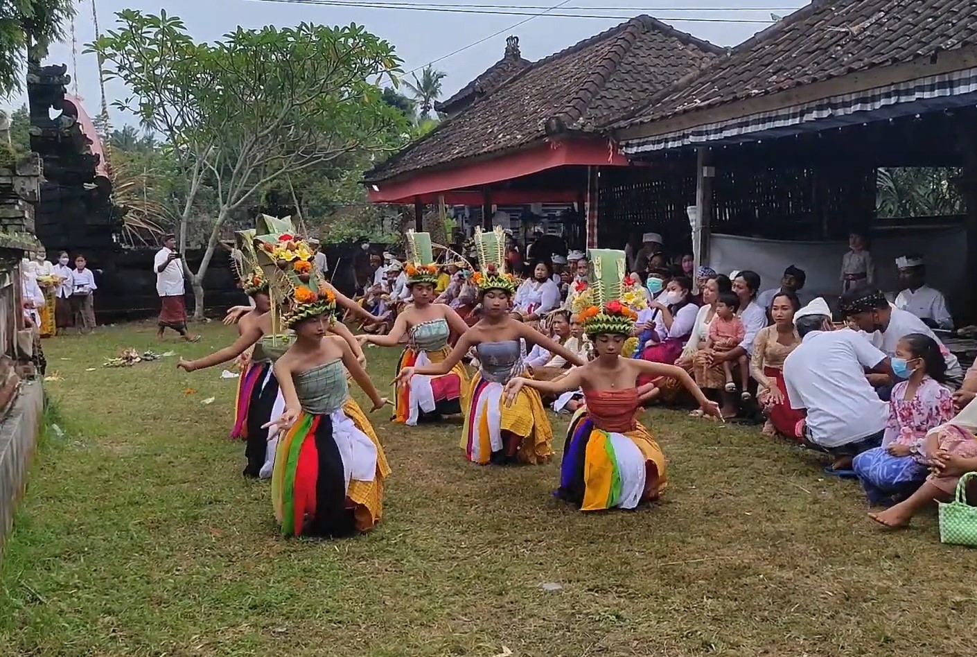Tari Rejang Pala saat pujawali di Pura Balang Tamak, di Banjar Nongan Kaler, Desa Nongan, Kecamatan Rendang, Karangasem, Bali.