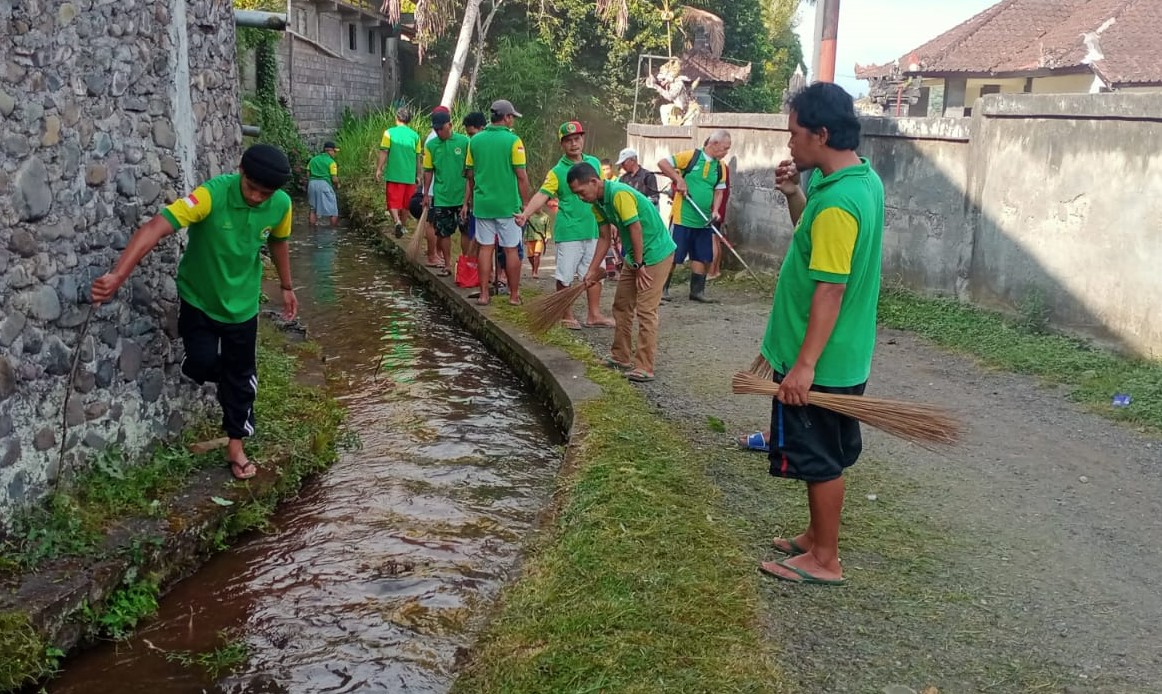 Warga LDII di Kecamatan Pupuan, Kabupaten Tabanan, Bali membersihkan jalan dan drainase, Jumat 4 Agustus 2023.