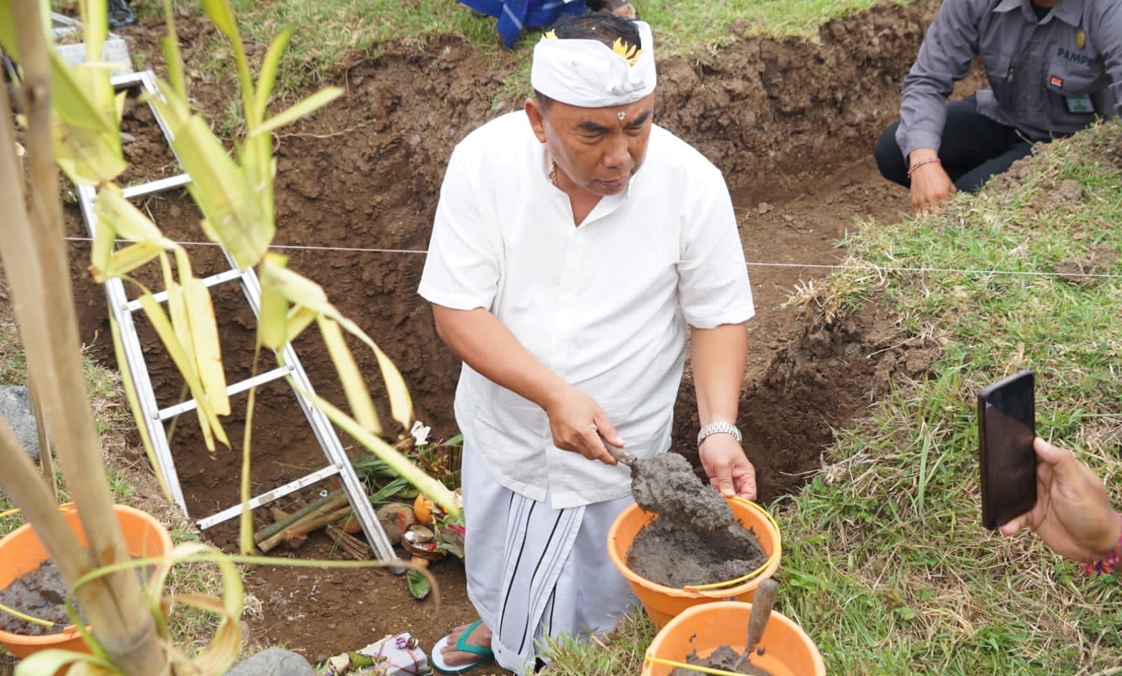 Bupati Jembrana I Nengah Tamba melakukan peletakan batu pertama pembangunan factory sharing kakao Jembrana, Sabtu 5 Agustus 2023.
