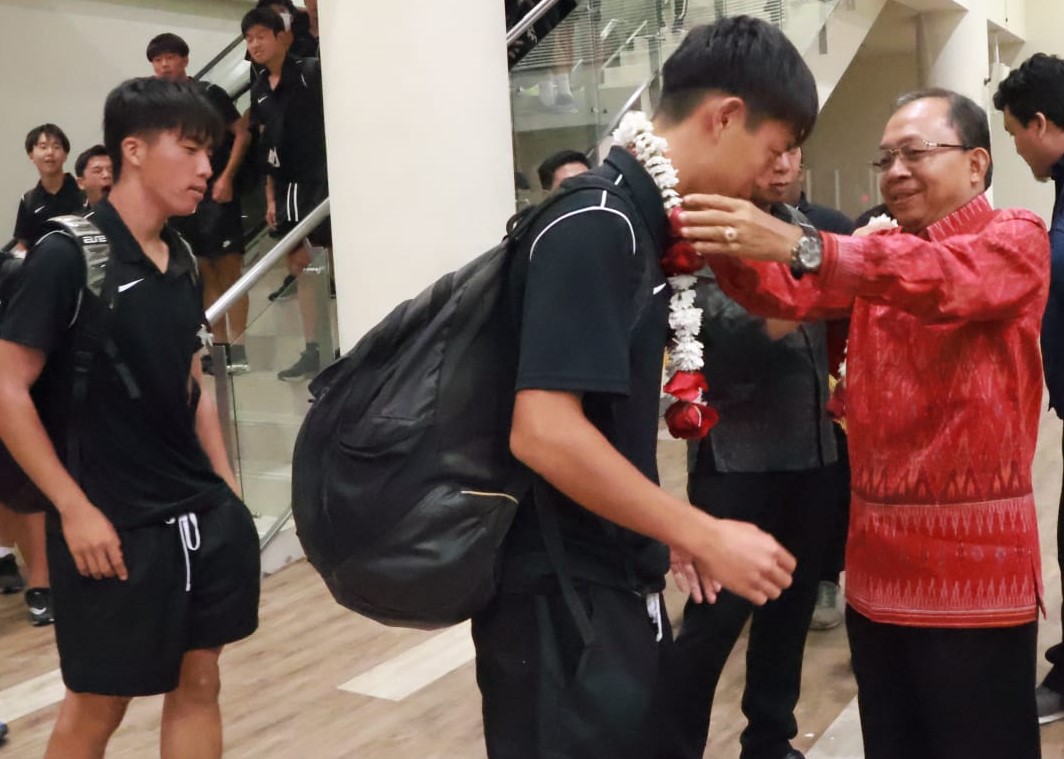 Gubernur Bali Wayan Koster menyambut kedatangan klub sepak bola Jepang, Kashima Antlers di Bandara Internasional I Gusti Ngurah Rai Bali, Jumat 4 Agustus 2023.
