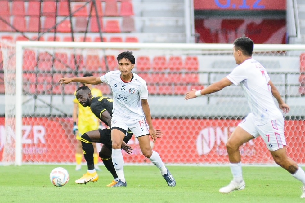 Pemain Arema FC gagal mengakhiri tren buruknya setelah dikalahkan PS Barito Putera 0-4 di Stadion Kapten I Wayan Dipta Gianyar.