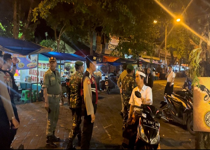 PATROLI : Aparat gabungan menyusuri tempat tempat yang dipakai masyarakat untuk berkegiatan di Badung, guna mencegah adanya gangguan keamanan.