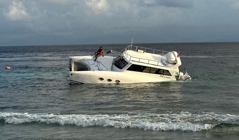 Kondisi fast boat milik WNA Prancis karam di Perairan Nusa Penida, Klungkung, Minggu 6 Agustus 2023.