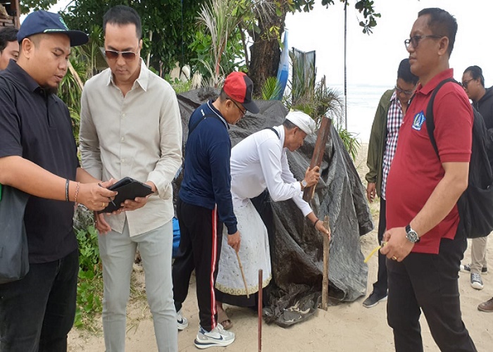 PEMANTAUAN: Survei lapangan terhadap rencana pembangunan jalan setapak di pesisir Pantai Jimbaran, Kelurahan Jimbaran, Kuta Selatan, Jumat (4/8).