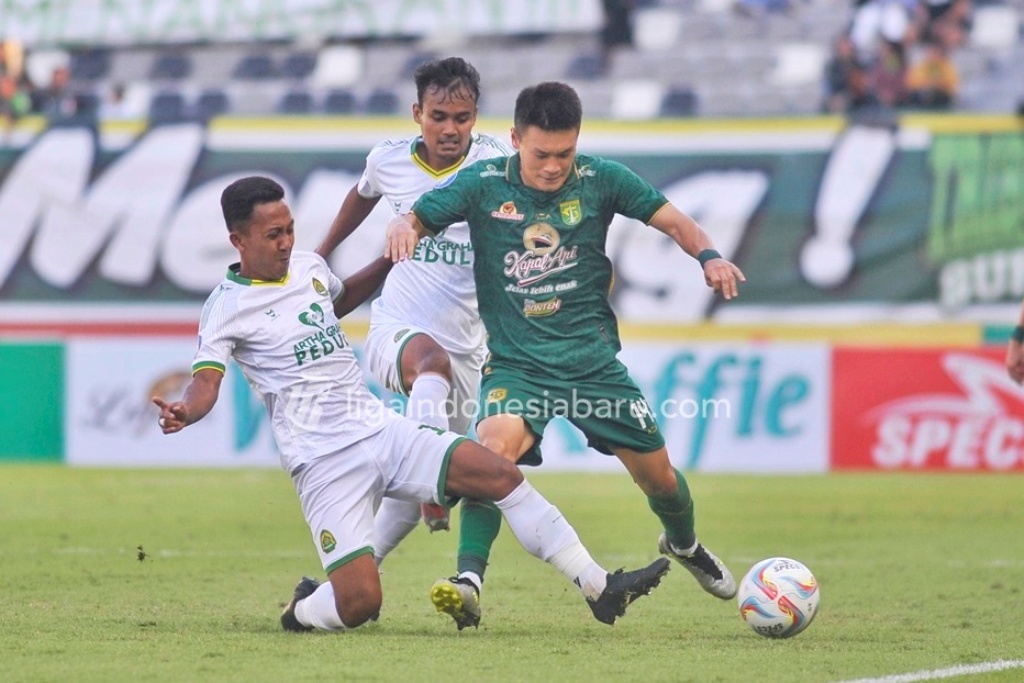 UJIAN: Usai dikalahkan Persikabo 1973 di kandang sendiri, Persebaya Surabaya (hijau) akan dikawal Uston Nawawi  saat hadapi Bhayangkara FC. Ini ujian pertama untuk Uston Nawawi.