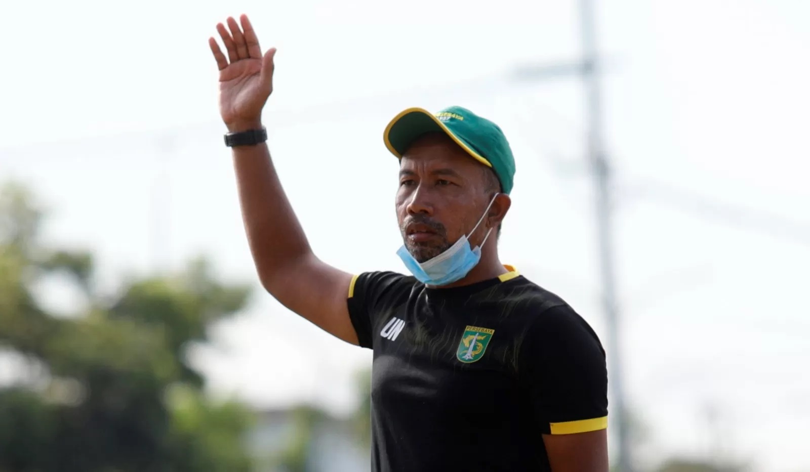 Uston Nawawi, asisten pelatih Persebaya saat sesi latihan Green Force di Lapangan Unesa, Surabaya. Dia ditunjuk sementara dalam dua laga Liga 1.